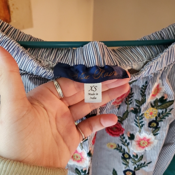 Floral design off shoulder top - Picture 2 of 2